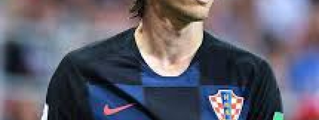 Modrić, de 38 años, se cubre la cara e inclina la cabeza desesperado.