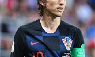 Modrić, de 38 años, se cubre la cara e inclina la cabeza desesperado.